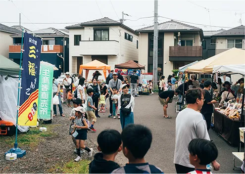 主催するマルシェは大にぎわい